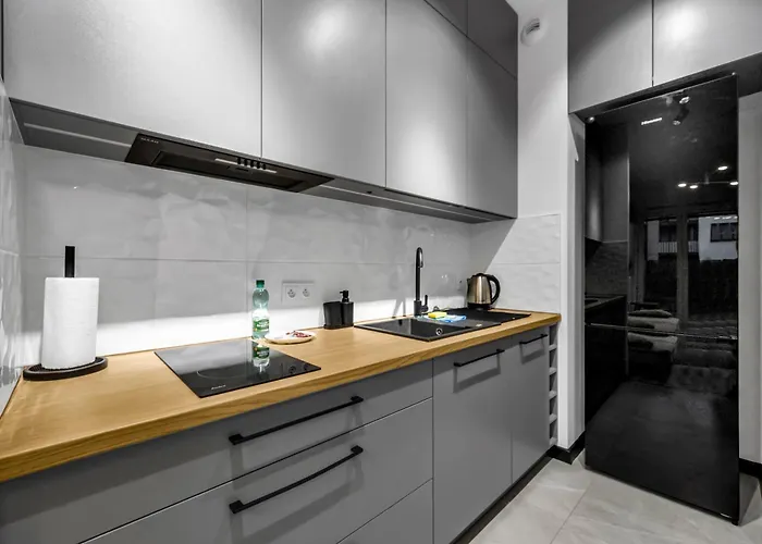 Klobucka Deluxe By Bookinghost 바르샤바