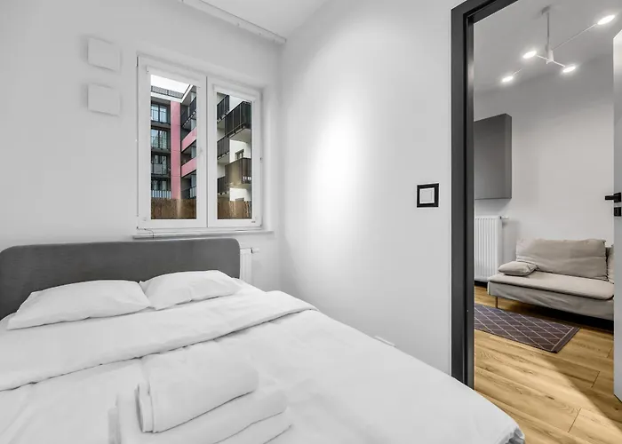 Klobucka Deluxe By Bookinghost