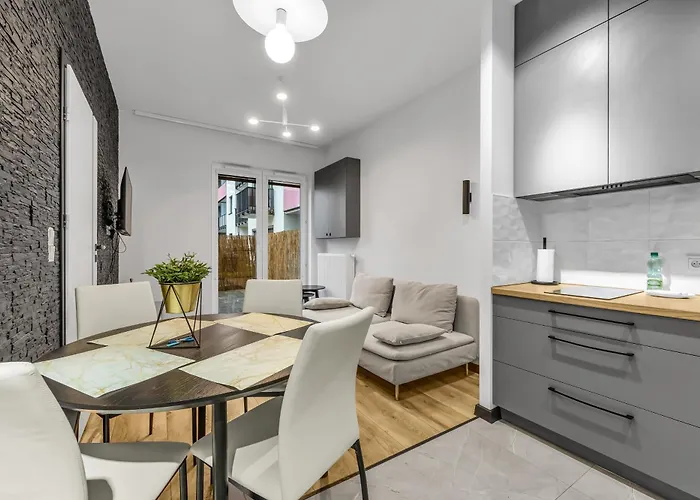 Klobucka Deluxe By Bookinghost 바르샤바