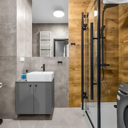 Klobucka Deluxe By Bookinghost *