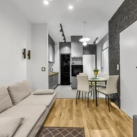 Klobucka Deluxe By Bookinghost